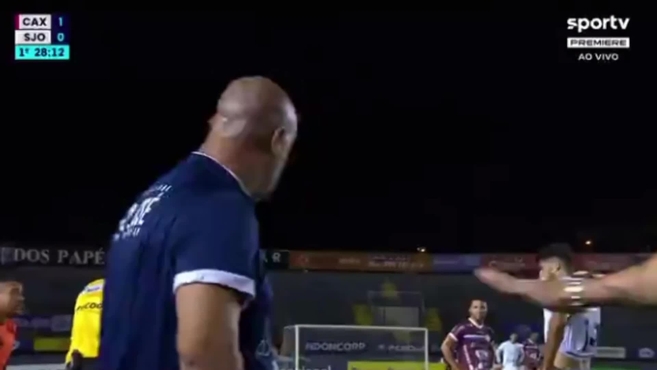 Detienen a un aficionado por insultos racistas en Brasil obligando parar el partido 13 minutos