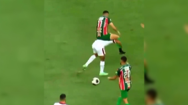 Lo nunca visto: salta ‘a caballito’ sobre su rival y acaban los dos expulsados