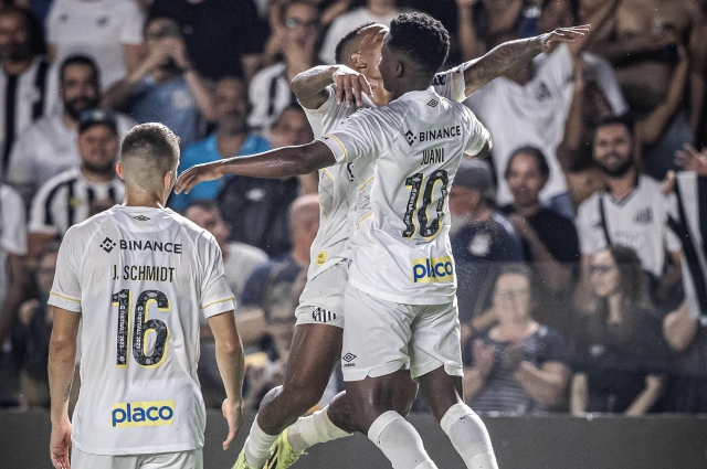 Juan Cazares el héroe de la noche para Santos FC