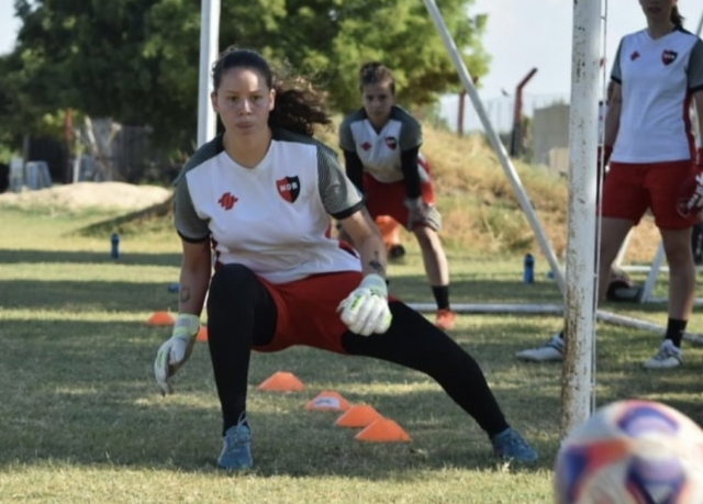 Ivanna Macías vive SU PRIMERA ALEGRÍA bajo los tres palos de Newells