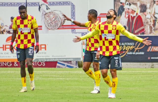 Dos pelotas paradas y RAS, RAS, RAS AUCAS se toma la cima de la Liga Pro