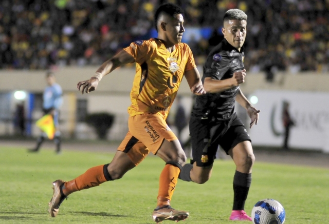 Técnico Universitario tuvo que volver al mercado de delanteros ante los malos resultados