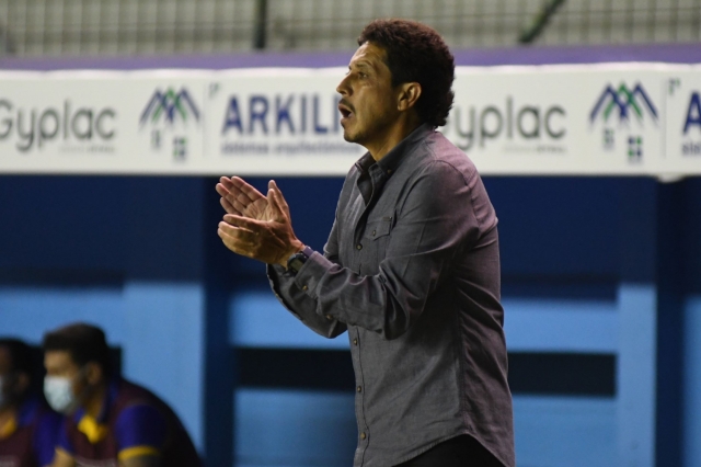 Técnico Universitario apunta a darle la confianza a un entrenador ecuatoriano