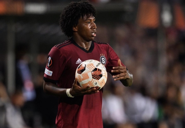 ¡LES CLAVARON ONCE! Angelo Preciado fue un lunar en un AS Sparta Praga desastroso