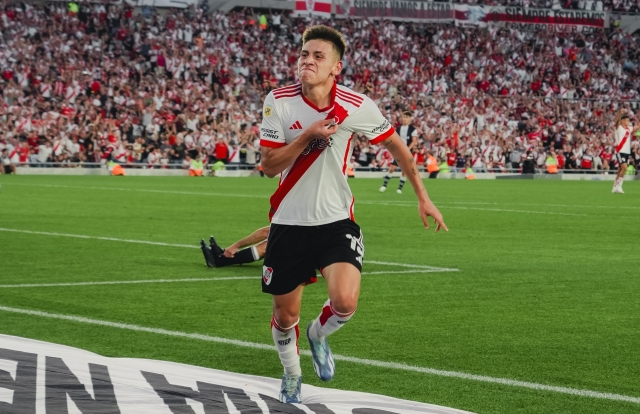 River celebró un triunfo en casa, la vuelta al mando y el primer gol de LA PERLA Echeverri