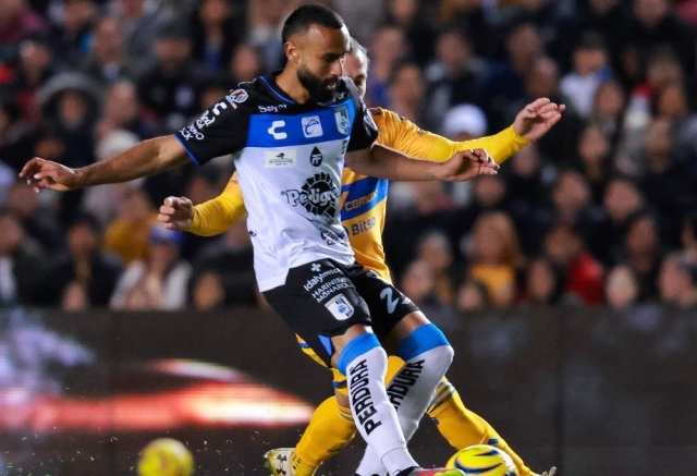 ¡LOCURA! Ayrton Preciado debutó en victoria de Querétaro ante un Atlas en el que Jordy Caicedo se comió el triunfo