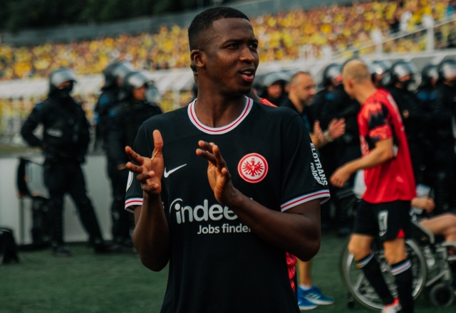 Liverpool y Arsenal siguen los pasos de William Pacho
