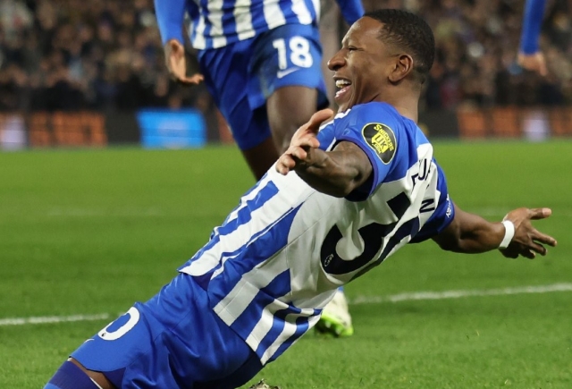 ¿ASISTENCIA O PASE? Pervis Estupiñán se esforzó con el Brighton pero la Europa League se les acabó