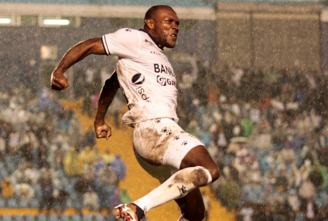Comunicaciones iguala al líder en la Liga de Guatemala con Juan Anangonó como Inamovible