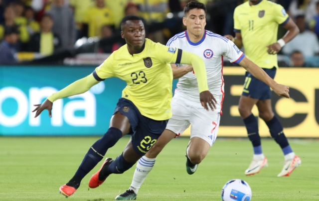 ¡Moisés Caicedo y jugadores de la Selección cantan el himno en Restaurante!