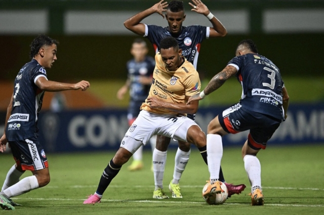 ¡Noche de Gloria para U. Católica en Sudamericana con John Cifuente e Ismael Díaz como Héroes!
