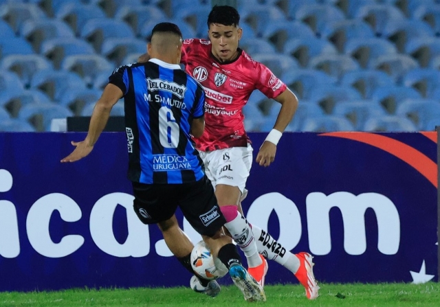 ¡UN PUNTO AMARGO! IDV regaló un tiro libre que acabó en un gol que le quitó buena parte del botín en Uruguay