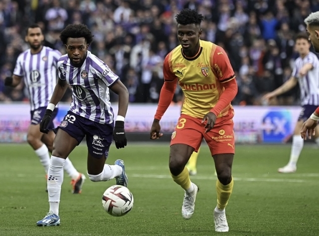 Racing Lens se complicó la vida en la Ligue One con Jhoanner Chávez al cambio