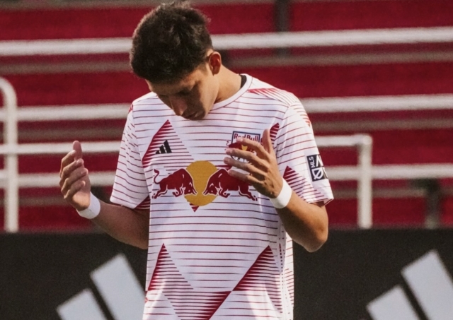 Jair Collahuazo se estrenó como titular en el NYRB II, pero el sueño de una asistencia se le volvió pesadilla
