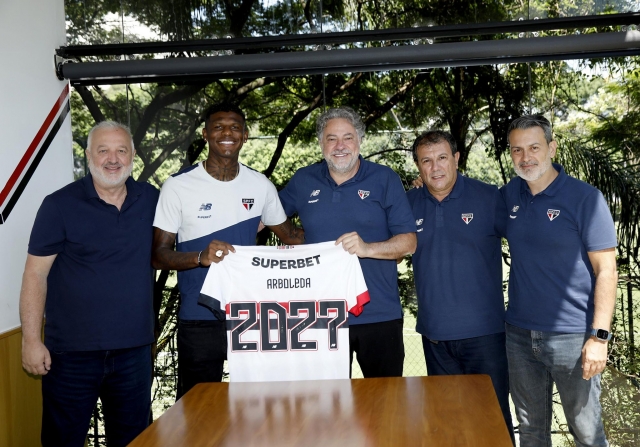 Robert Arboleda POR ALGO ES LEYENDA DE SAO PAULO que lo quiere por más tiempo