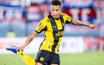 Peñarol SACÓ A PASEAR SU TROFEO con Byron Castillo apareciendo como extremo