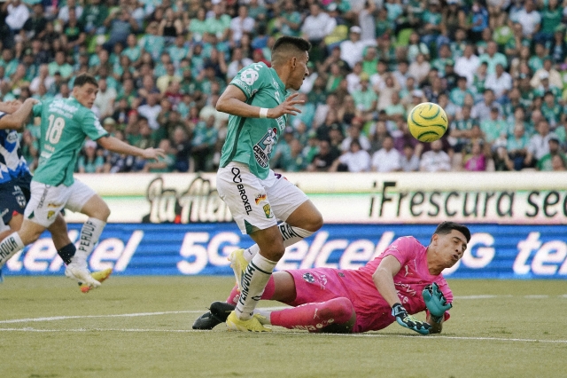 Ángel Mena PICÓ LA BOLA CON CLASE Y CLASIFICÓ al León al play-in de la Liga MX