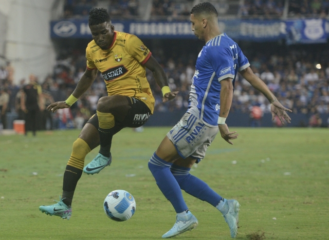 ¡Adonis Preciado le botó la bandera al línea y le PERDONARON LA ROJA en el Emelec 1 vs BSC 1!