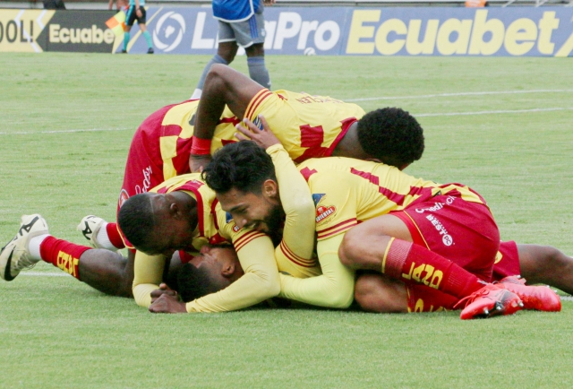 ¡EN TIEMPOS DE APAGONES! Papá Aucas desenchufó, bailó y goleó al Bombillo en el Sur