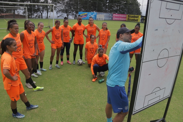 Andrés Usme tiene claro que Ecuador va por buena senda en el fútbol femenino