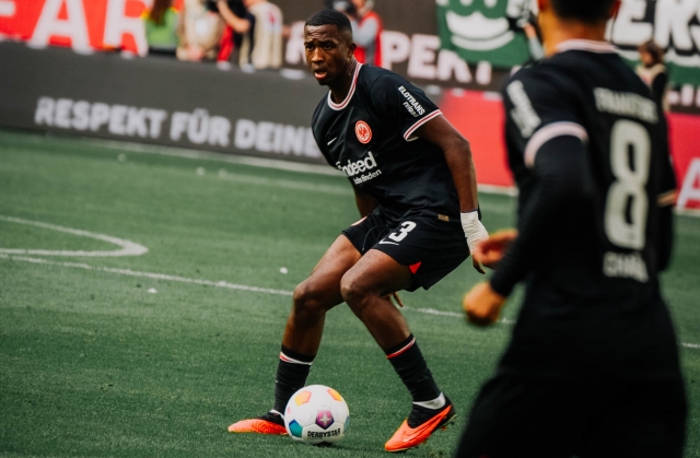 Jornada 100% PARA EL OLVIDO de William Pacho junto al Eintrach Frankfurt