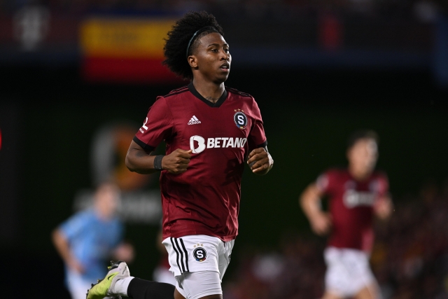 Volvía de una suspensión y… ¡Angelo Preciado VOLVIÓ A SER EXPULSADO en el Sparta Praga!
