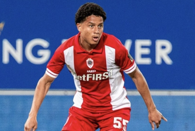 Anthony Valencia volvió a una convocatoria, que deja calma en el Royal Antwerp