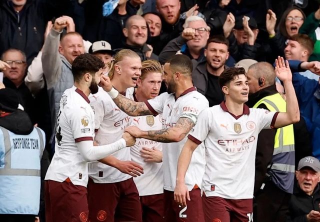 Arsenal mantiene la esperanza, mientras Manchester City espera pagar el juego diferido