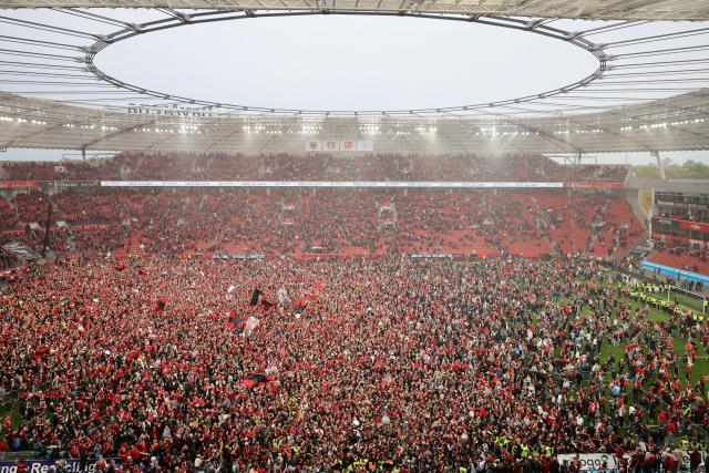 Bayer Leverkusen DESATÓ LA ALGARABÍA DE SU FANATICADA, que celebra el título de Bundesliga