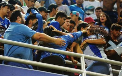 ¡SALVAJES QUE EMELEC NO MERECE! Volvió la violencia a la popular azul en el Clásico del Astillero