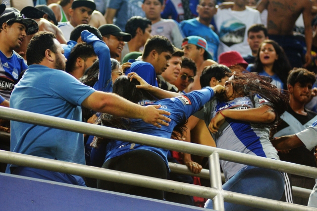 ¡SALVAJES QUE EMELEC NO MERECE! Volvió la violencia a la popular azul en el Clásico del Astillero