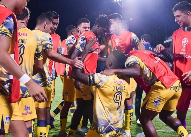 Dulce debut del Delfín SC en la Copa Sudamericana y como visitante en Tarija