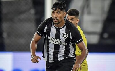 ¡UN PASITO MUY ESPERADO! Luis Segovia volvió al banco de Botafogo, recibió medalla y levantó trofeo