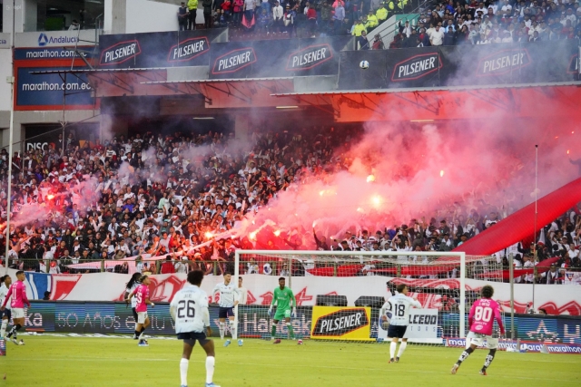 Los ‘angelitos’ de la barra brava de Liga le cuestan al club más de !!!80000 dólares en multas!!!