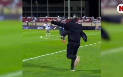 Liga Arabia Saud: La carrera del ao! El entrenador del Al Okhdoud celebra la permanencia en la Liga Saud corriendo por todo el campo