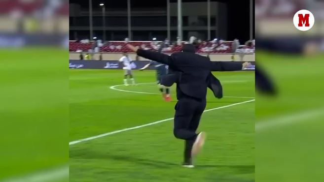 Liga Arabia Saud: La carrera del ao! El entrenador del Al Okhdoud celebra la permanencia en la Liga Saud corriendo por todo el campo