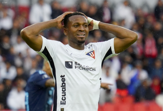 ¡SE AGOTÓ LA PACIENCIA CON ALCÁCER! Liga casi eliminado de la Libertadores y el hincha explota de ira