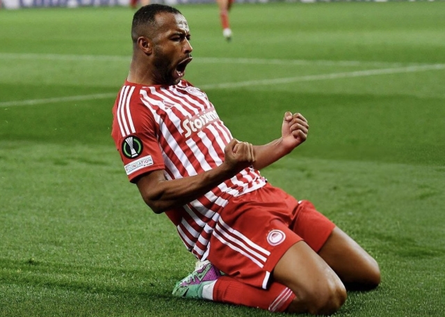 ¡Olympiacos venció en los tiempos extra para ganar la Conference League!