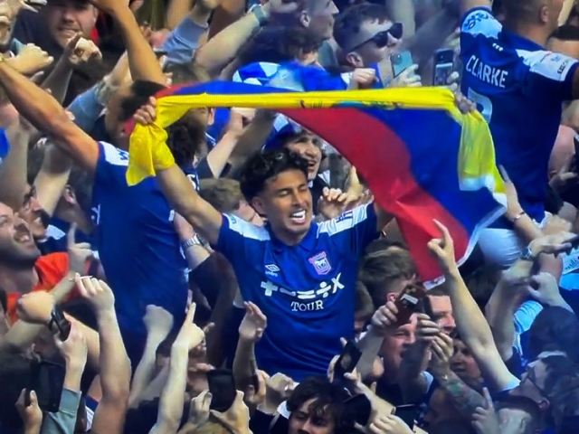¡Hincha inglés trató de “SOBORNAR” al agente de Jeremy Sarmiento para que juegue en su Club!