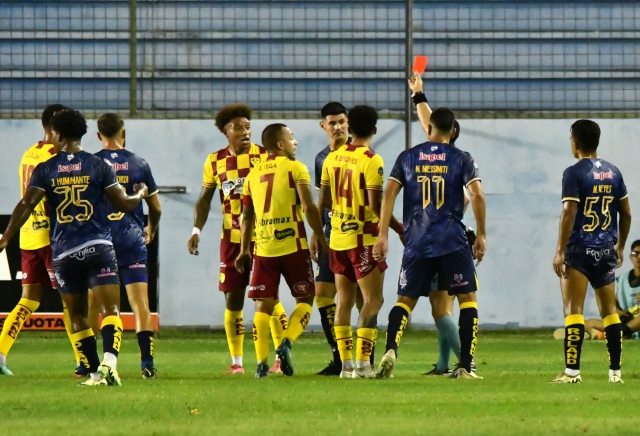 Aucas dijo CHAO A LA ETAPA CONDICIONADO por una TORPE REACCIÓN de Jonathan Mina