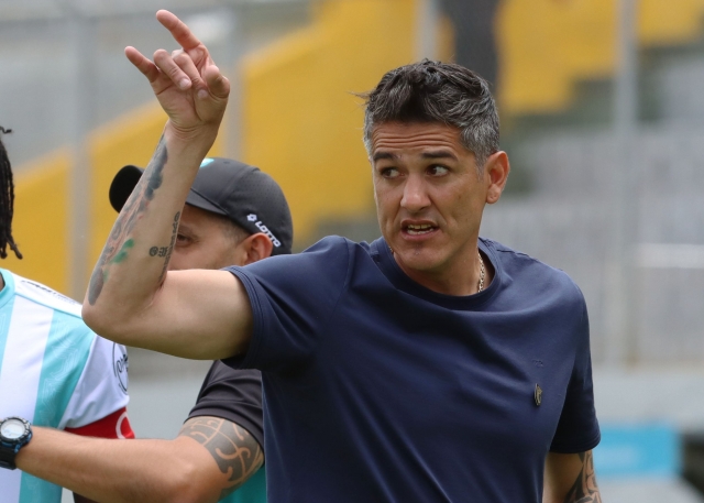 ¡PELEÓ UNA GUERRA NUCLEAR CON PALOS! Norberto Araujo ya no soportó más en Cumbayá FC