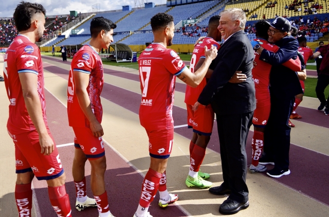 ¡Jugadores de El Nacional erizan la piel con su gesto que hizo llorar al Profe Éver Hugo Almeida!