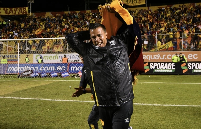 ¡EMELEC SÍ BUSCA DT! Y César Farías confirma que hace poco lo llamaron a él