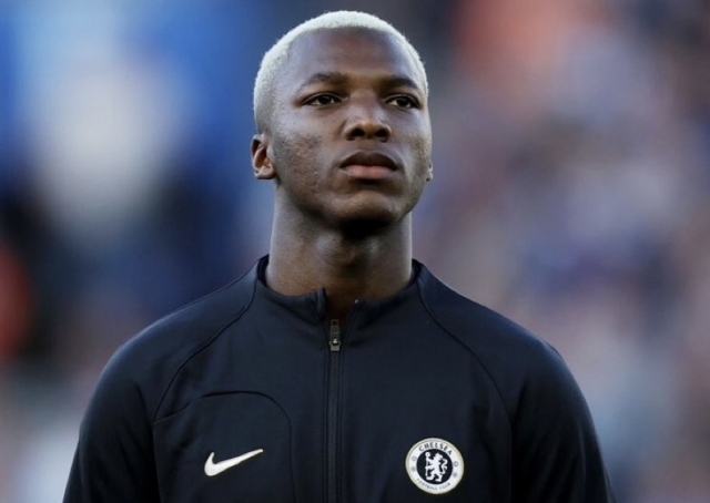 ¡Moisés Caicedo sufrió en Brighton lo que vivió Antonio Valencia con hinchas de El Nacional!