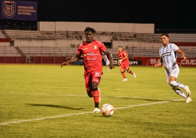 San Antonio pudo salvar una unidad con un guiño del portero rival y un resbalón insólito