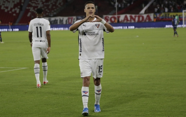 Alex Arce hizo un TRUEQUE con hincha de LDU que lo conmovió con su gesto en Echaleche